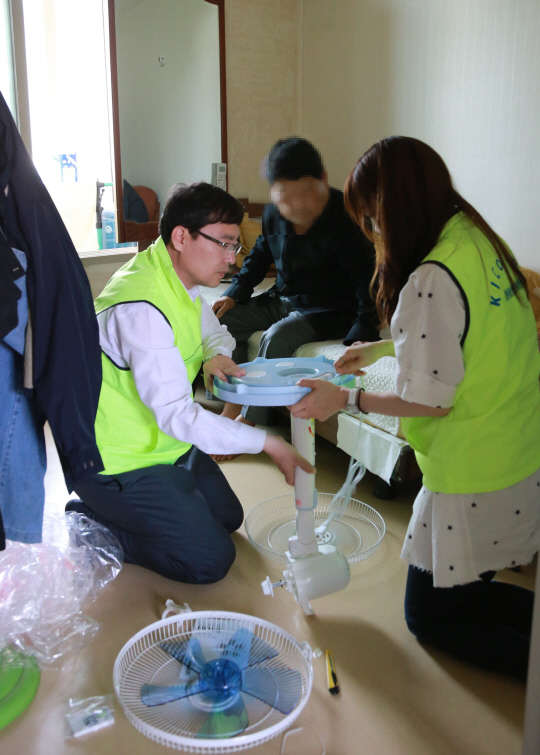 대구혁신도시로 이전한 공공기관들이 공동으로 14일 지역 독거노인 등 저소득 취약계층에게 300대의 선풍기를 전달했다. 한국산업단지공단, 한국감정원, 한국가스공사, 신용보증기금, 한국교육학술정보원, 한국사학진흥재단, 한국산업기술평가관리원 등 7개 기관이 참여했다.        산단공 제공